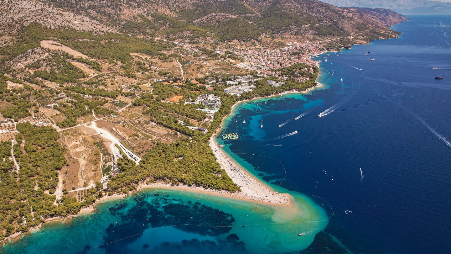 Die Landzunge Zlatni Rat und der Ort Bol an der Südküste von Brač, aus der Luft