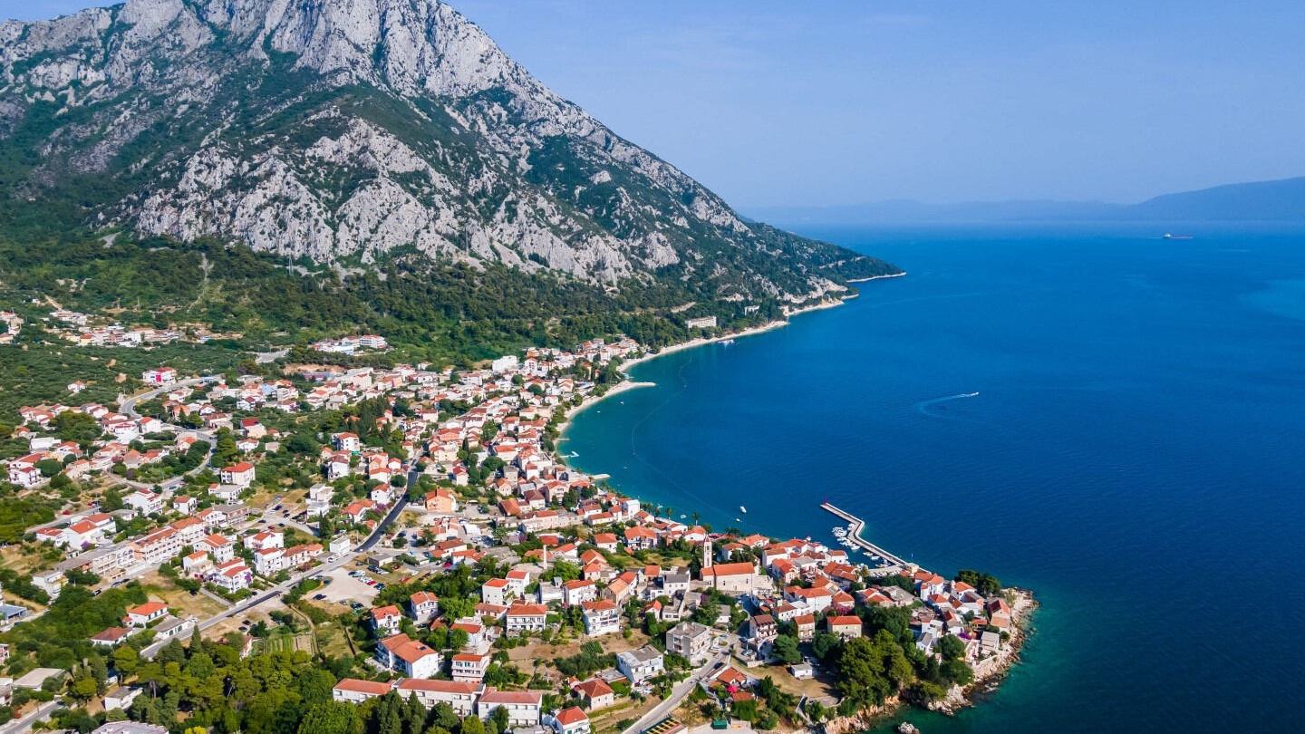 Gradac am Südende der Makarska Riviera, aus der Luft unterhalb des Biokovo-Kamms