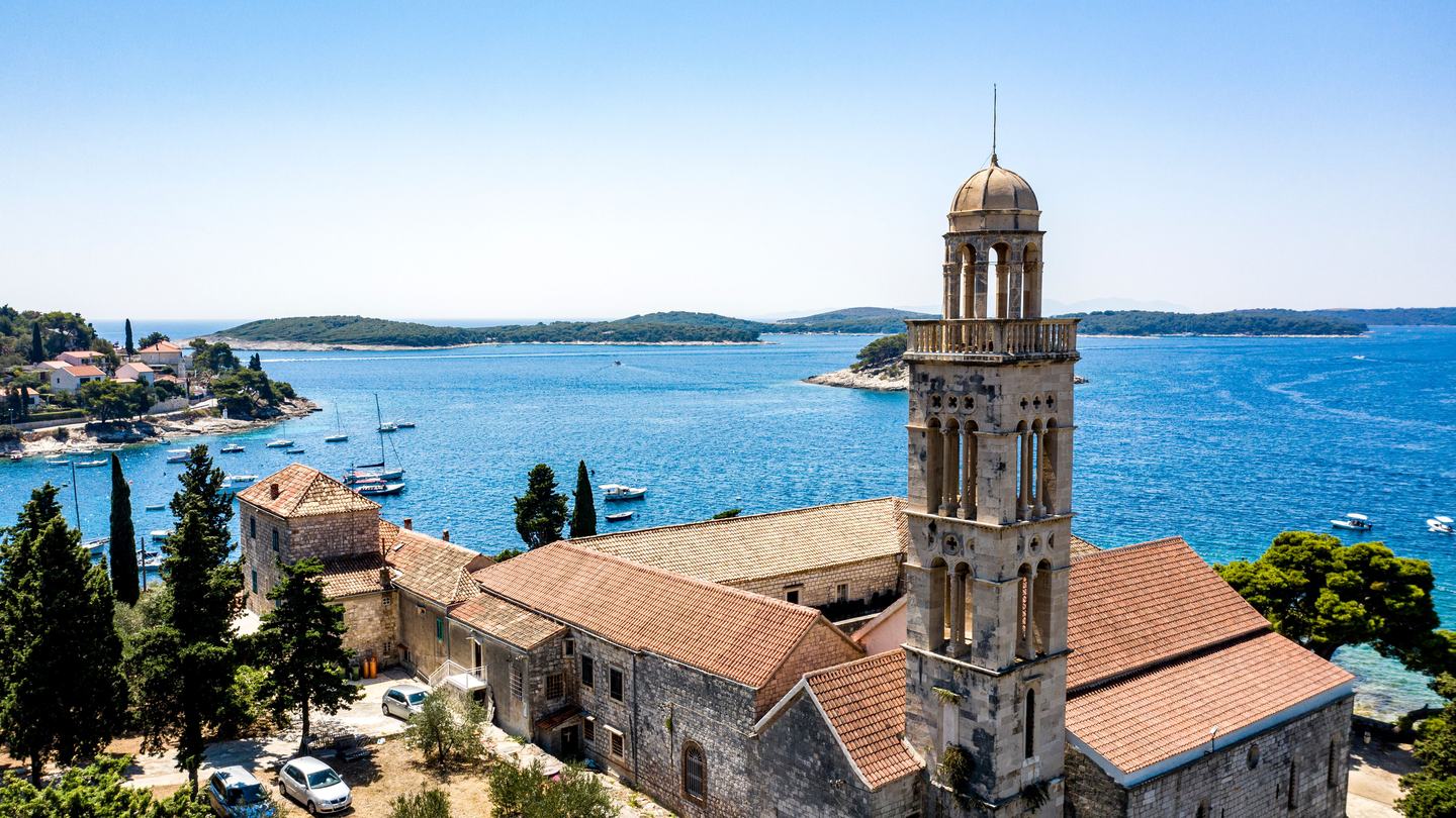Das Franziskanerkloster an der Bucht von Hvar-Stadt, dahinter die Pakleni-Inseln