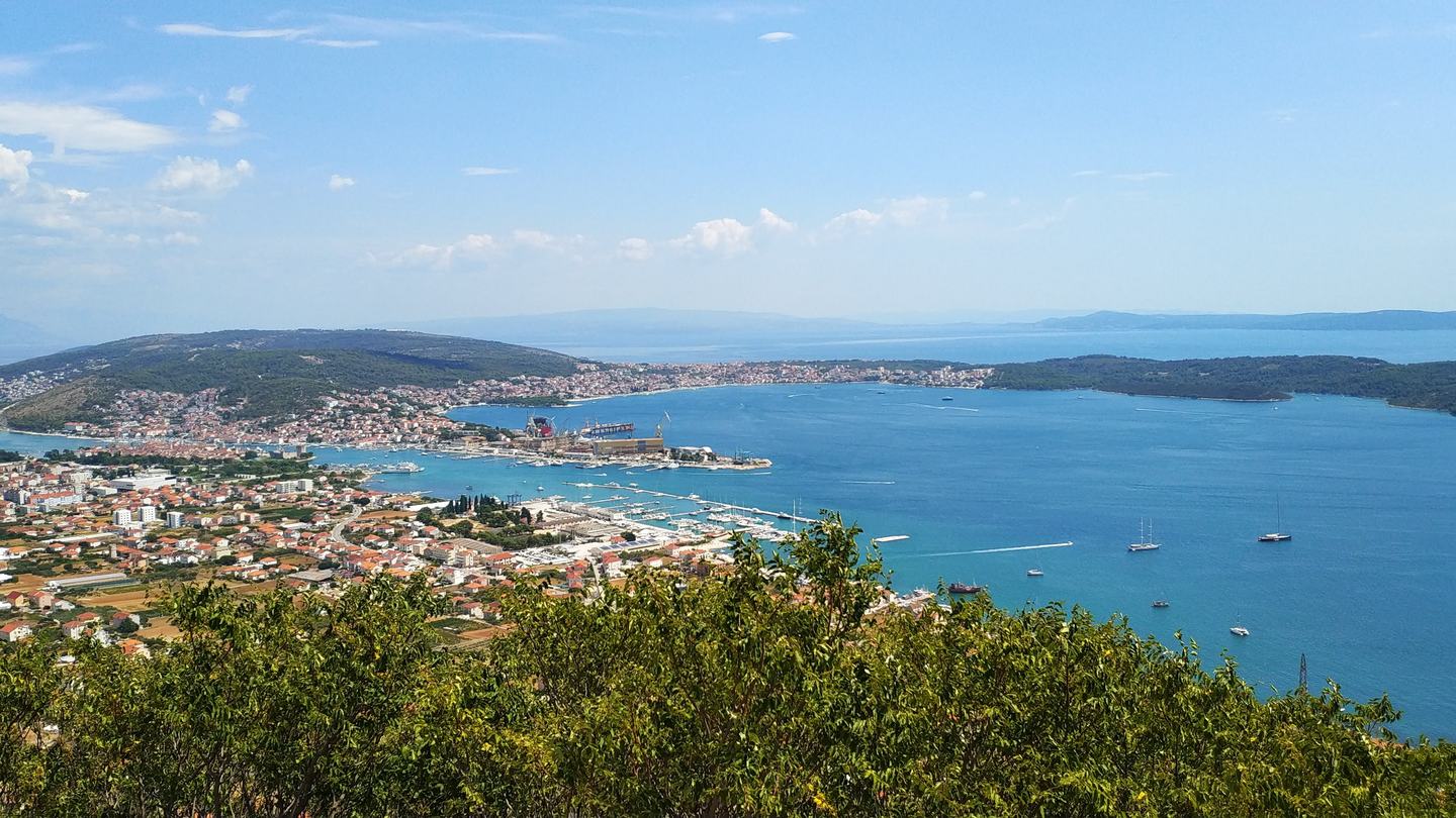 Die Bucht von Kaštela von den Hügeln aus, gegenüber Trogir und die Werft