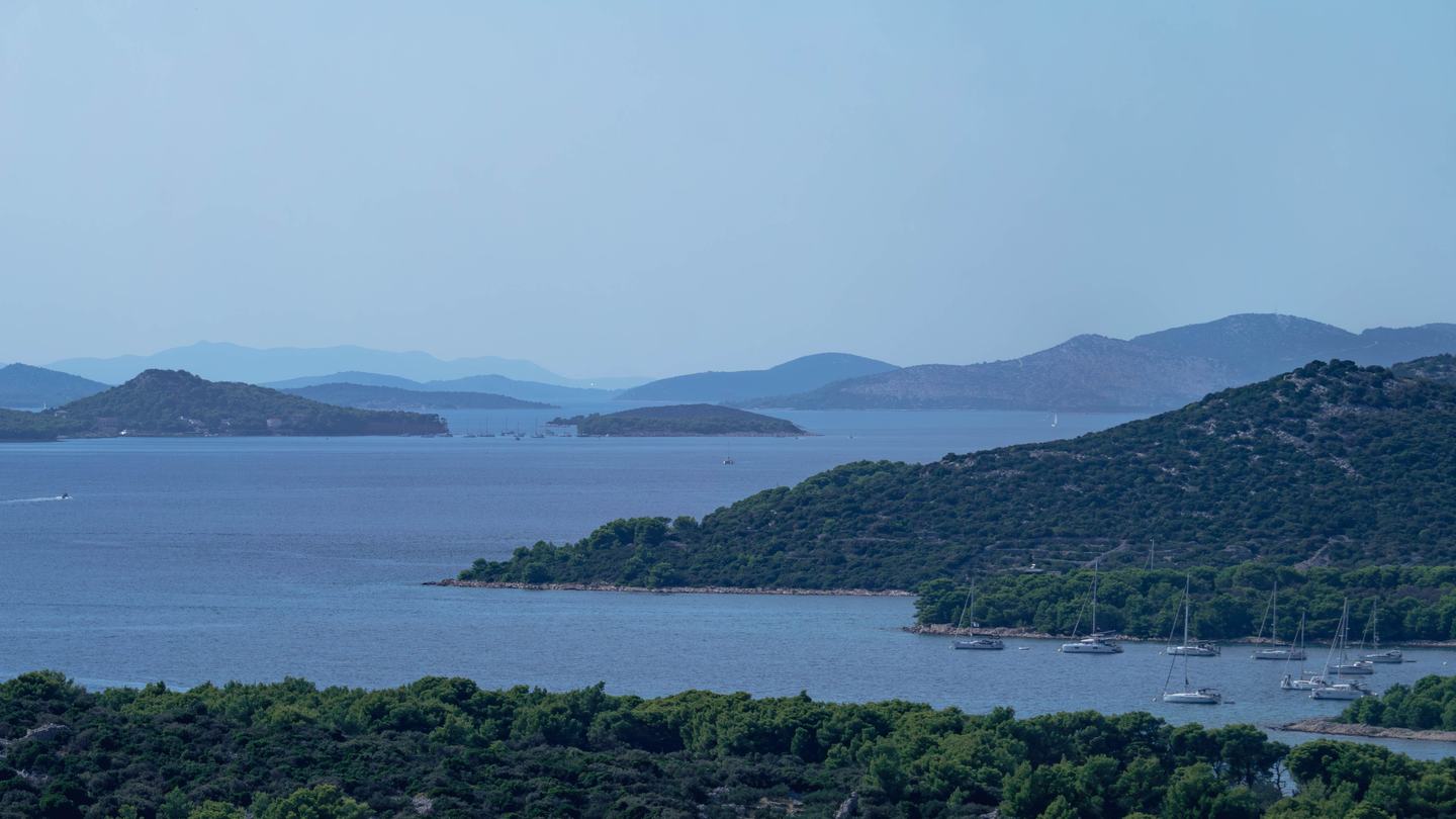 Der Kanal vor Murter Richtung Kornaten, vor Anker liegende Yachten