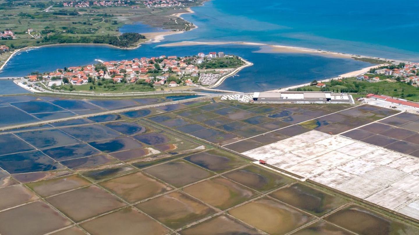 Die Salinen von Nin, dahinter die ummauerte Altstadt auf ihrer Insel in der Lagune