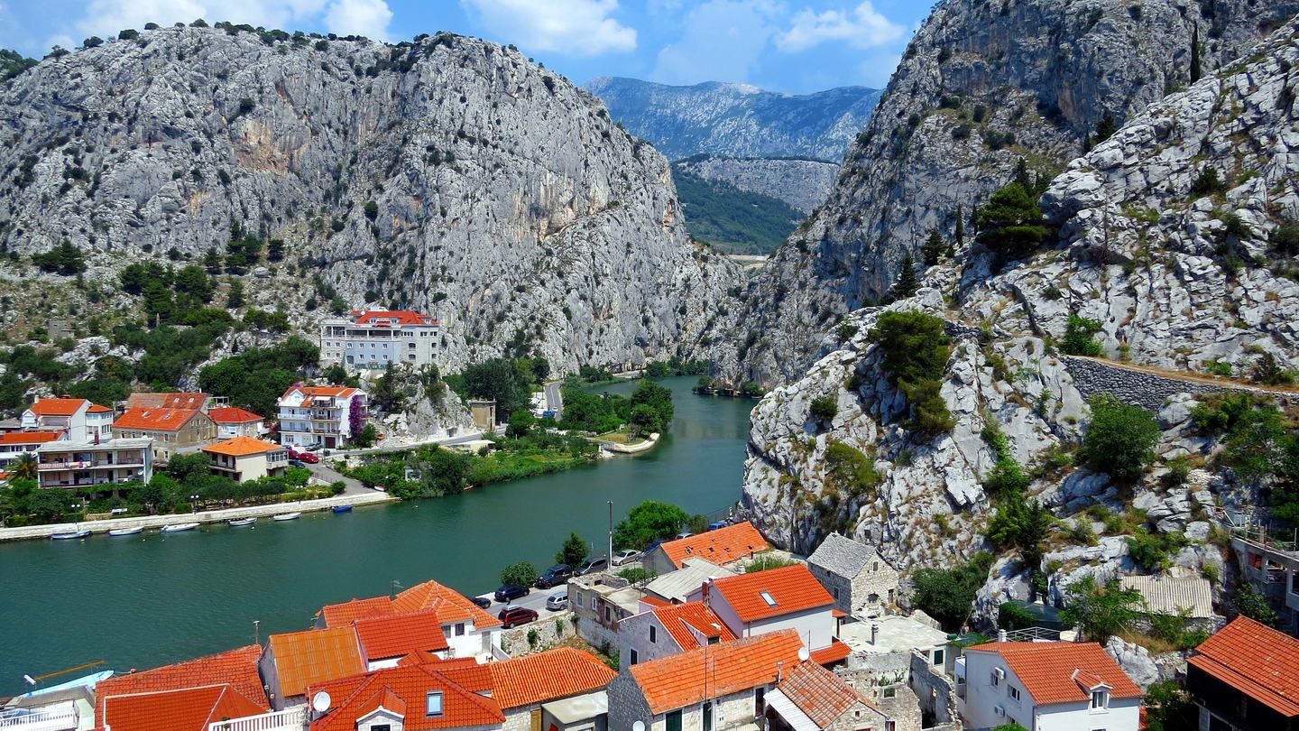 Die Mündung der Cetina-Schlucht bei Omiš, der Fluss zwischen senkrechten Felswänden