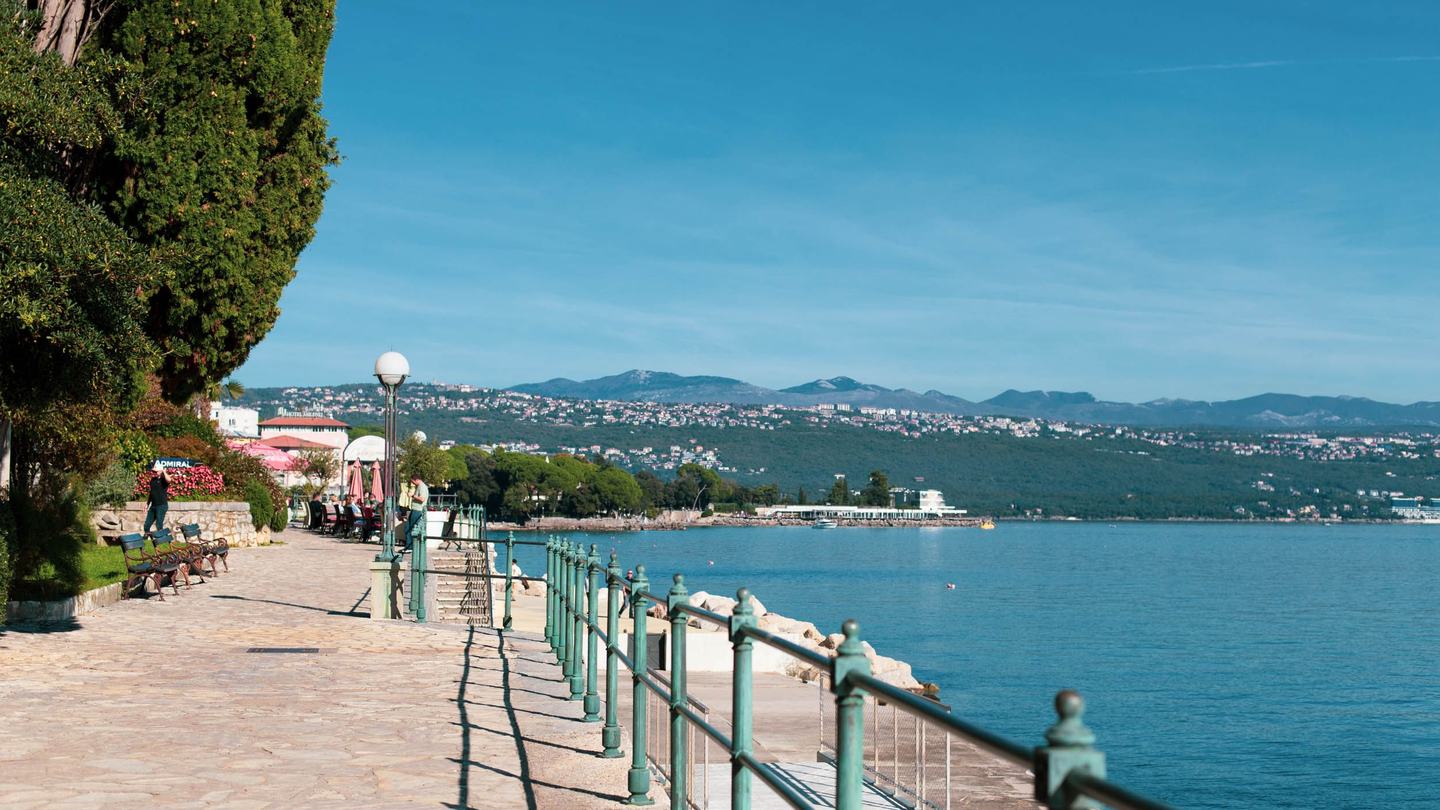 Die Lungomare-Promenade in Opatija, dahinter die Kvarner Bucht und das Festland gegenüber