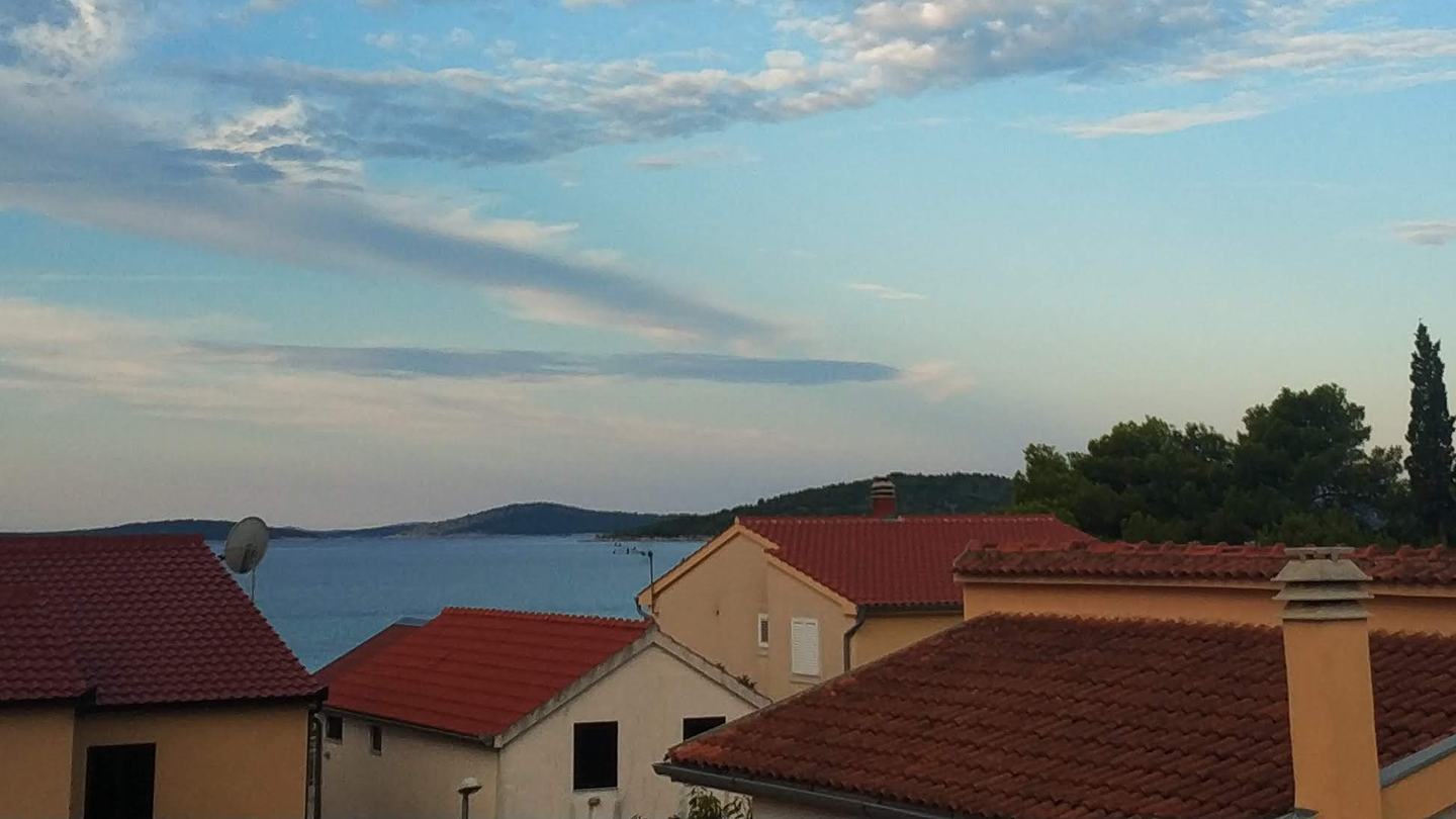 Ziegeldächer in Podstrana in der Dämmerung, Blick über den Brač-Kanal