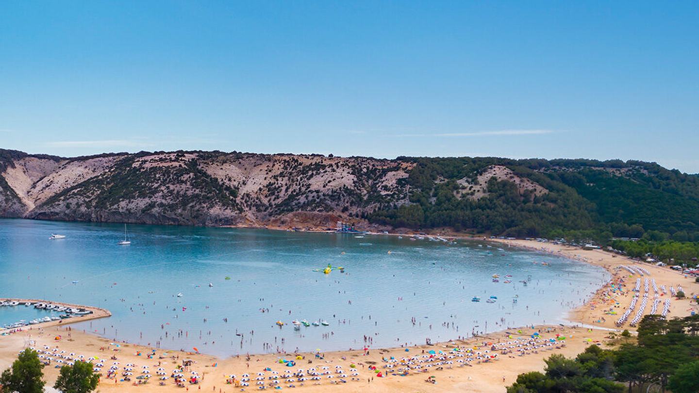 Die weite Sandbucht von Lopar auf Rab in der Hochsaison