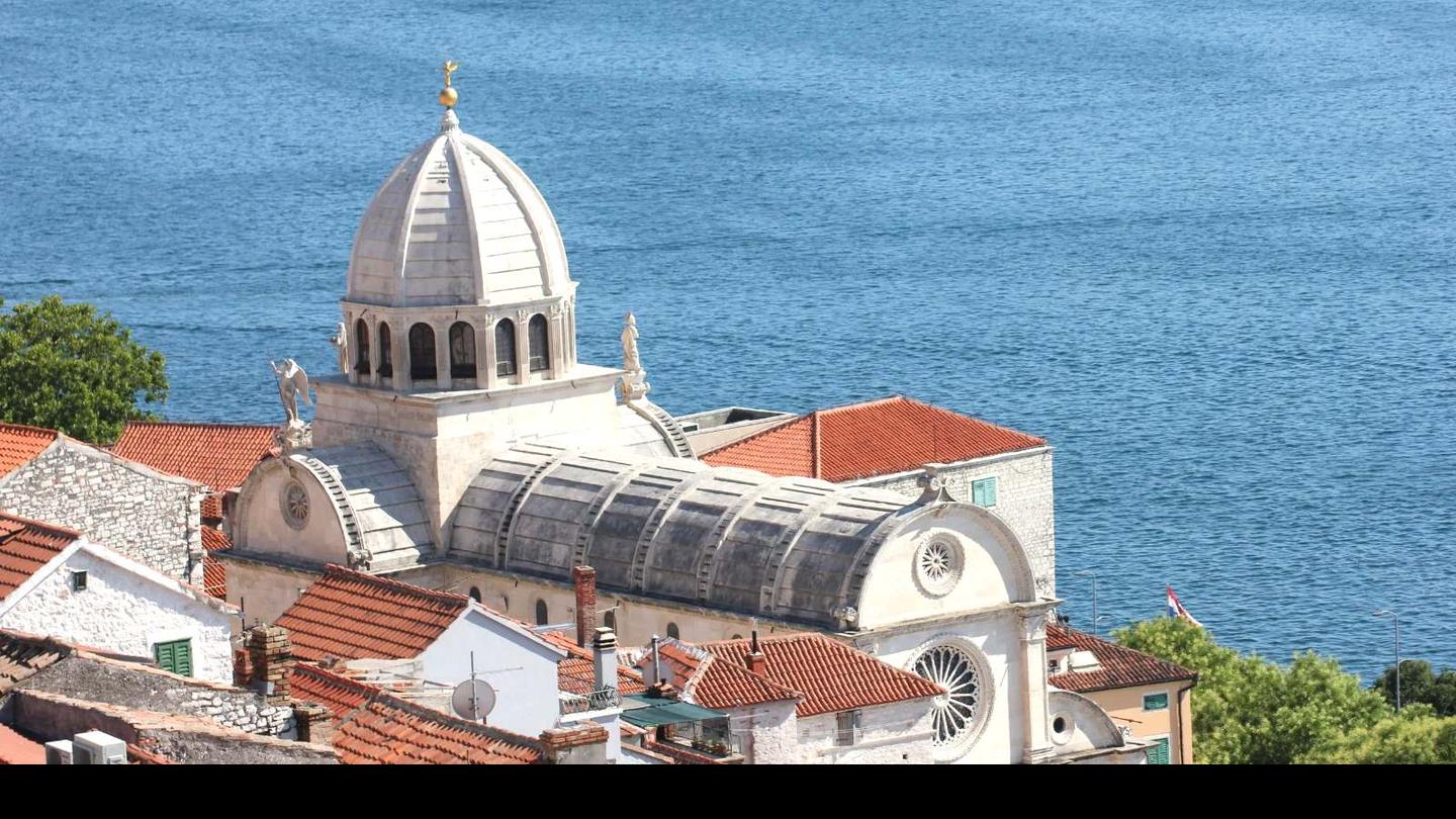 Die Kathedrale und die Ziegeldächer der Altstadt von Šibenik, von oben gesehen