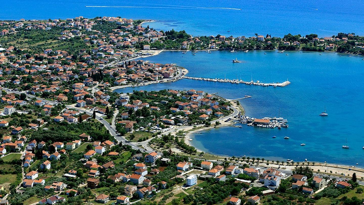 Sukošan aus der Luft, die Buchten und die Marina an der Küste südlich von Zadar