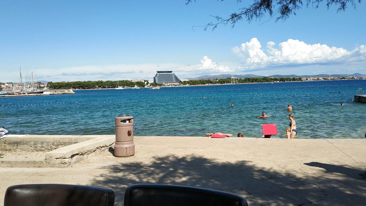 Der Stadtstrand von Vodice, Blick über die Bucht zur Marina