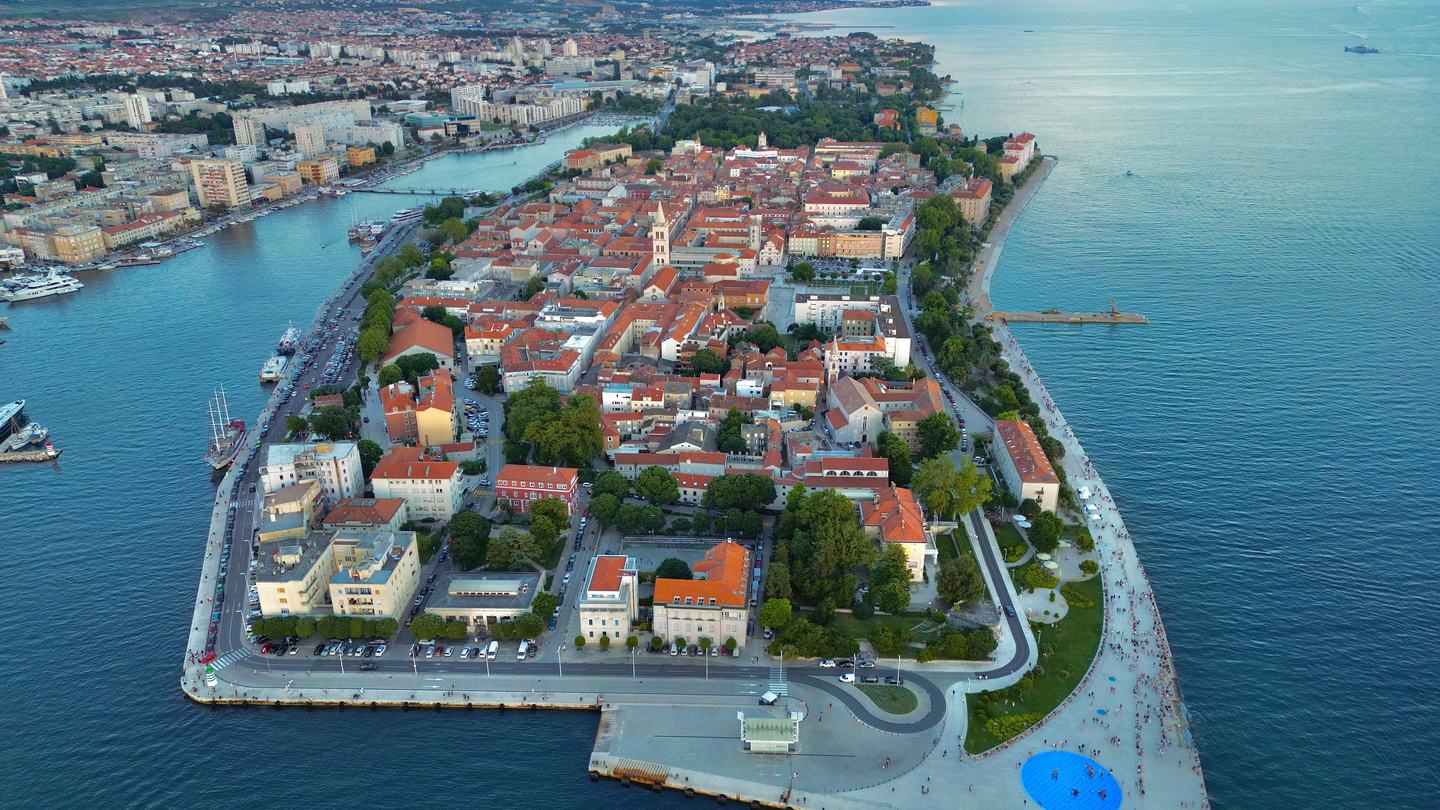 Die Halbinsel von Zadar aus der Luft, Altstadt und Uferpromenade